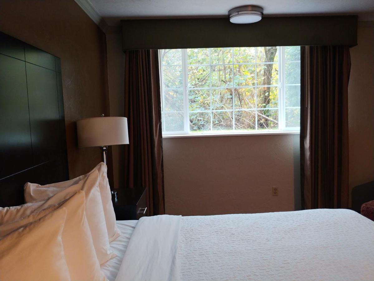 ווילסונוויל Best Western Plus Parkway Inn מראה חיצוני תמונה