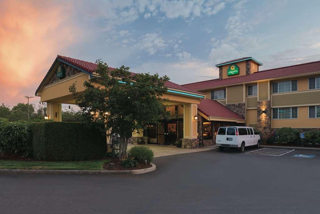 ווילסונוויל Best Western Plus Parkway Inn מראה חיצוני תמונה