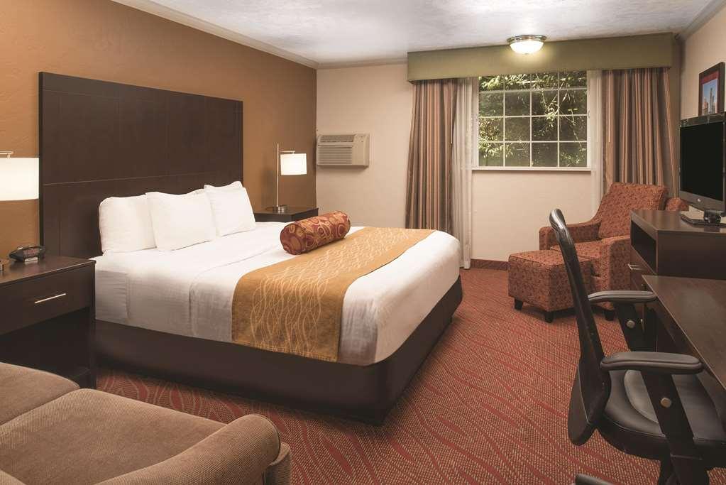 ווילסונוויל Best Western Plus Parkway Inn מראה חיצוני תמונה
