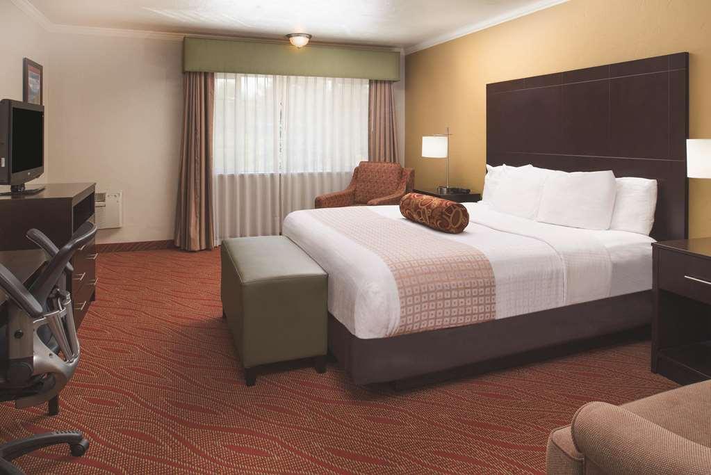 ווילסונוויל Best Western Plus Parkway Inn מראה חיצוני תמונה