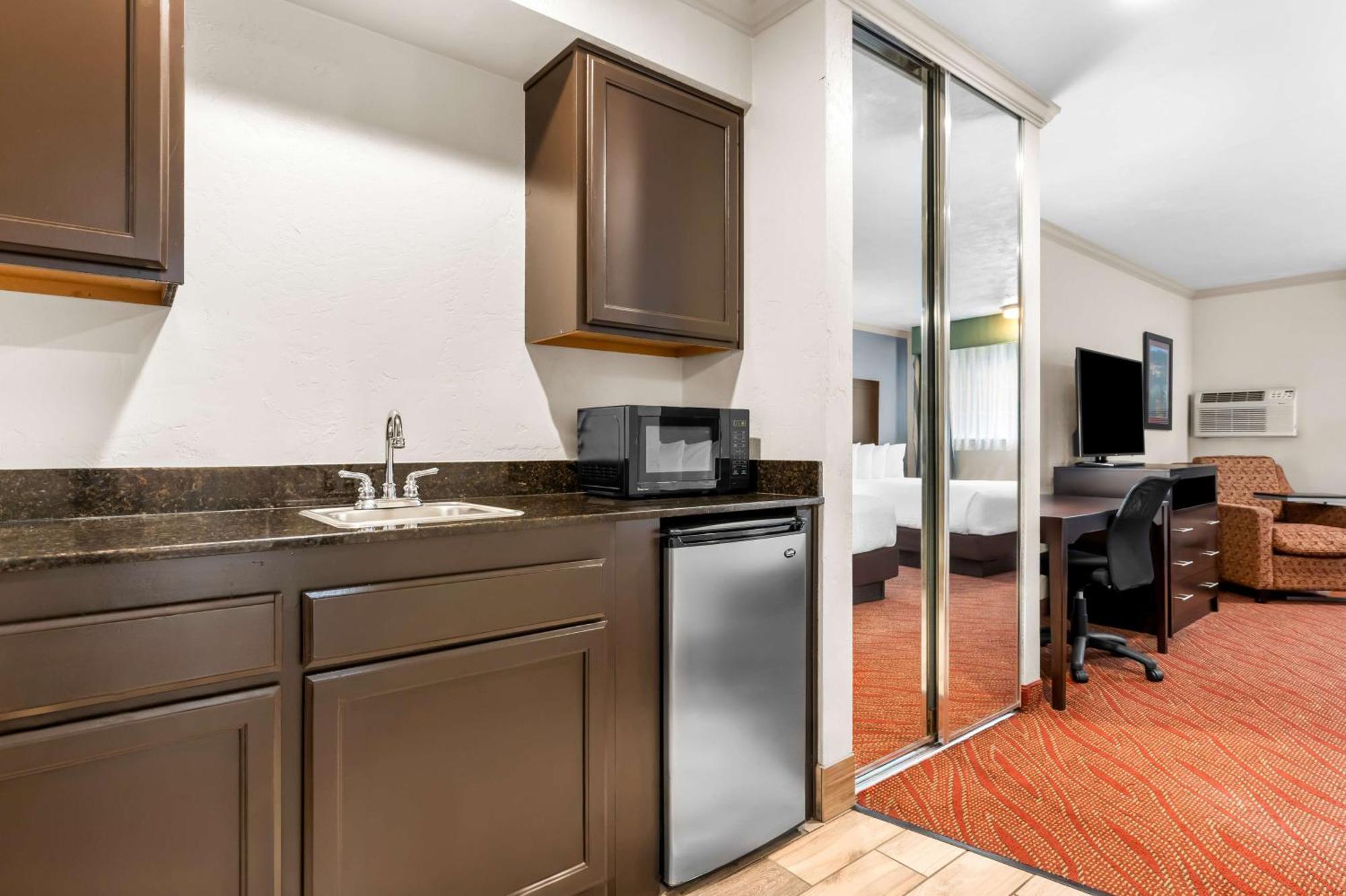 ווילסונוויל Best Western Plus Parkway Inn מראה חיצוני תמונה